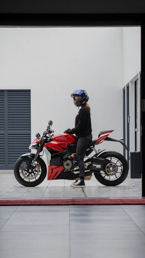 Dikasih Akses Nonton dari Dekat, 8 Foto Natasha Ryder Saat Nonton MotoGP di Sirkuit Mandalika