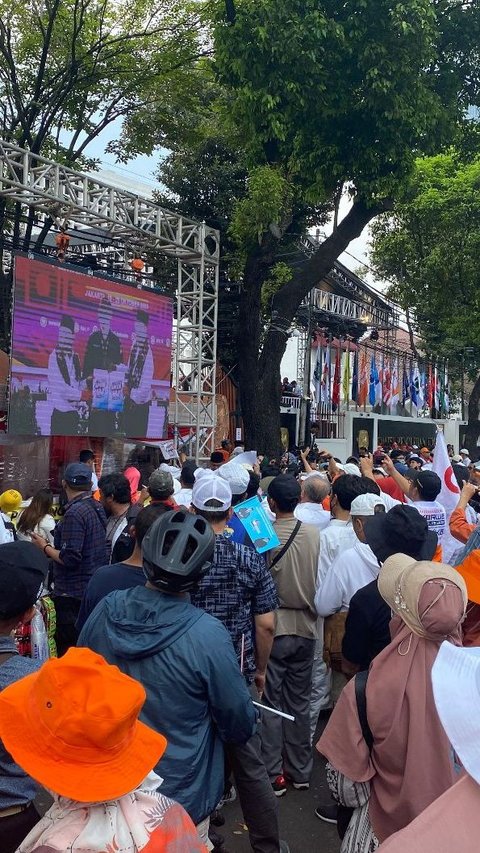 Pendukung Ganjar-Mahfud Bergerak ke KPU, Polisi Minta Massa Anies-Cak Imin Bubarkan Diri