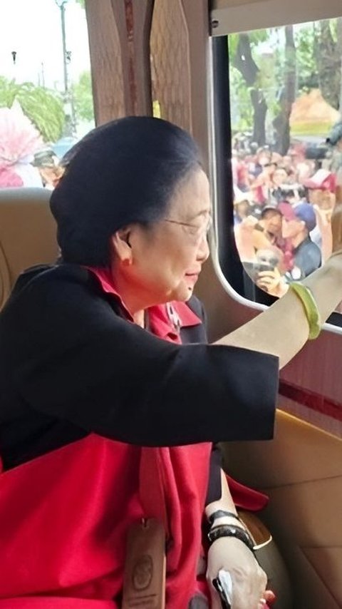 Potret Mewahnya Interior Bus yang Digunakan Megawati Antarkan Ganjar-Mahfud ke KPU