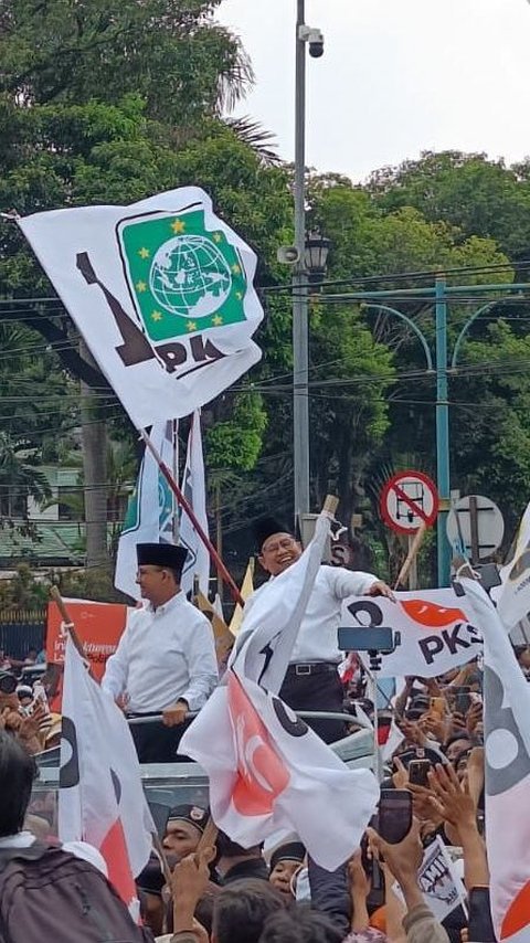 VIDEO: Momen Anies-Cak Imin Lewat Rumah Megawati saat ke KPU, Pendukung Teriak 'Anies Presiden'
