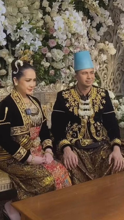 Momen Raffi Ahmad dan Nagita Mengenakan Baju Pengantin 'Sayang Kita Menikah Lagi'