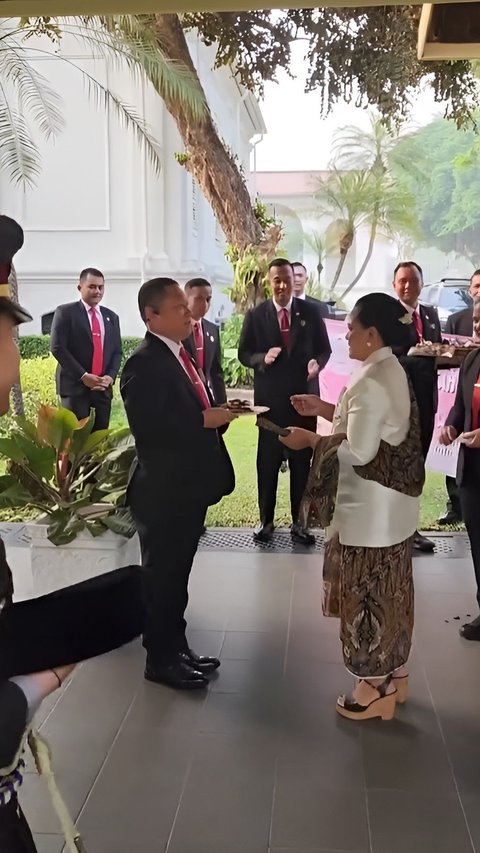 Paspampres Surprises Iriana, First Bite of Birthday Cake Not for Jokowi