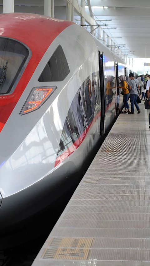 Great, Jakarta-Bandung High-Speed Train Whoosh Still Free