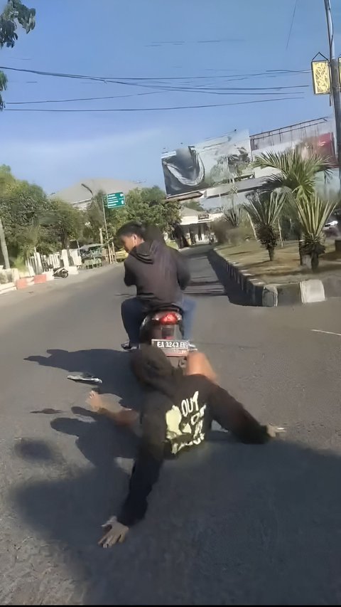 Harassing Mothers on the Streets, Young Man Gets Instant Karma Falling from Motorcycle and Getting Stepped On