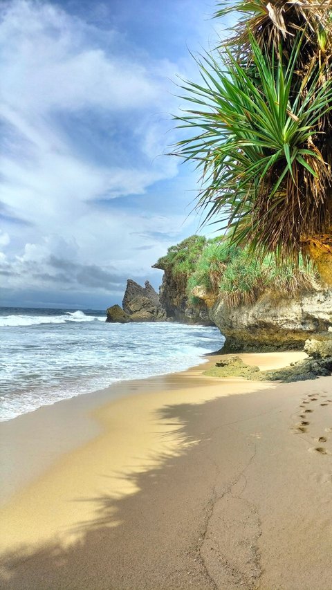 Chasing the Moment of Waves Crashing Against the Cliff at the Popular Travel Spot Widodaren Beach