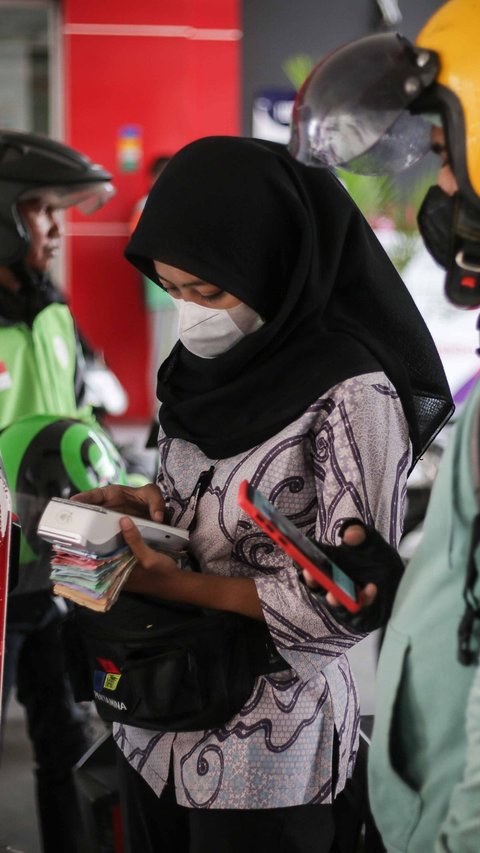 FOTO: Petugas di SPBU Ini Tampil Beda Melayani Pelanggan di Hari Batik Nasional