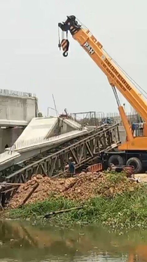 Konstruksi Jembatan Penghubung Kawasan Jababeka & Cikarang Timur Ambruk Terbelah Dua, Ini Penampakannya