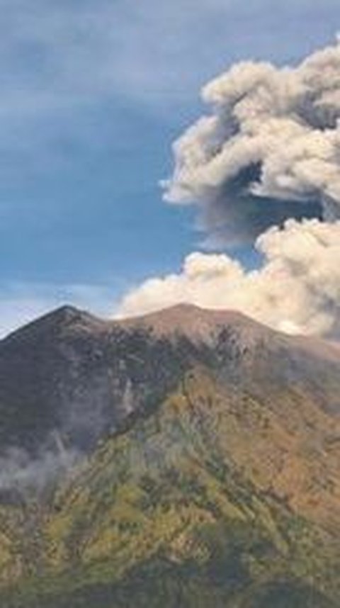 Tak Bisa Pakai Water Boombing, Ini Penyebab Pemadaman Api di Gunung Agung Pakai Cara Manual