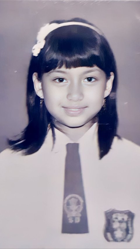 Portrait of a Famous Singer's Childhood, a Viral Talent Show Grad, Rumored to Have Converted Religions, Can You Guess?