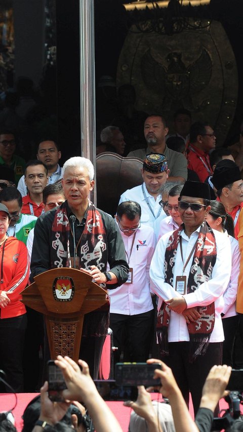 VIDEO: Mahfud Cerita Baju Putih Dikenakan Daftar ke KPU, Singgung Pesan dari Tuhan