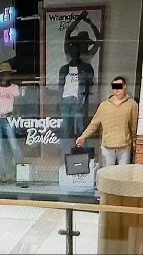 Thief Poses as Mannequin to Steal Jewellery in Poland