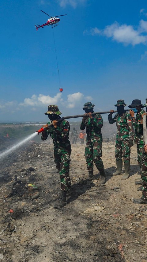 FOTO: Aksi Pasukan Raider TNI AD dan Helikopter Water Bombing BNPB Berjibaku Padamkan Api di TPA Regional Sarbagita Suwung Bali