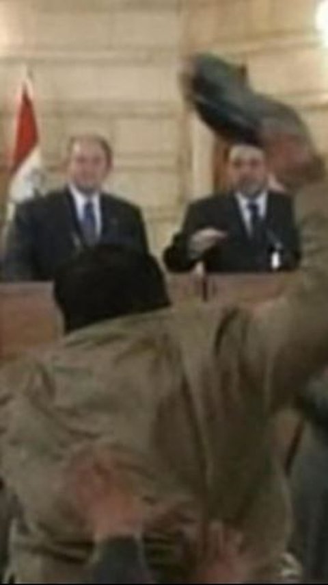 Jurnalis Irak yang Lempar George Bush dengan Sepatu Tawarkan Hadiah Kepada Siapa Saja yang Berani Lempar Joe Biden