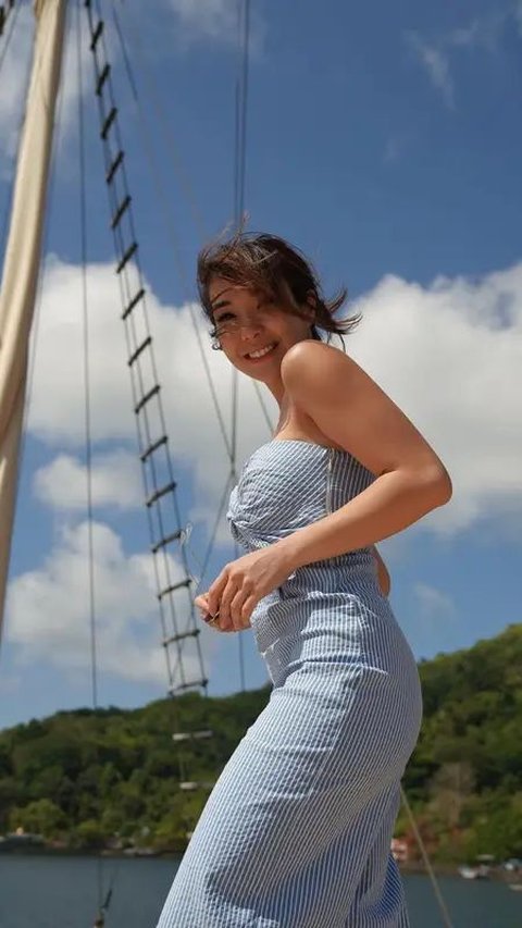 Gisella Anastasia Tampil Memukau Dalam Jumpsuit Tanpa Lengan di Atas Kapal Dengan Tato di Punggung