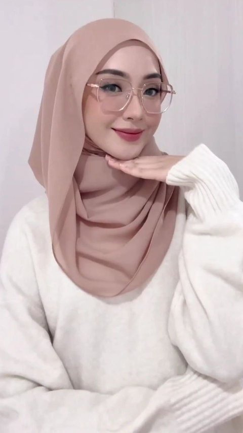 Trik Hijab untuk Tampil Anggun dengan Pipi Terlihat Lebih Tirus, Intip Tutorialnya