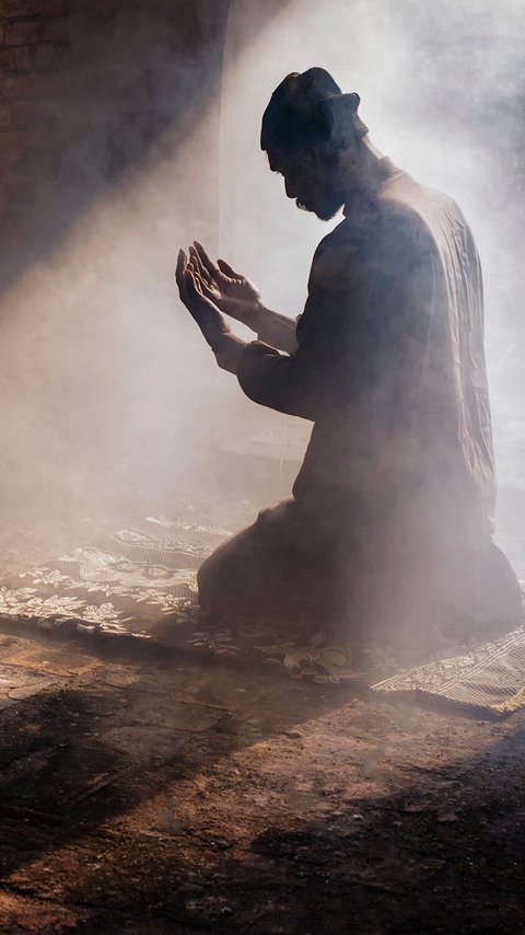 Hikmah di Balik Doa yang Belum Diijabah, Melatih Prasangka kepada Allah SWT