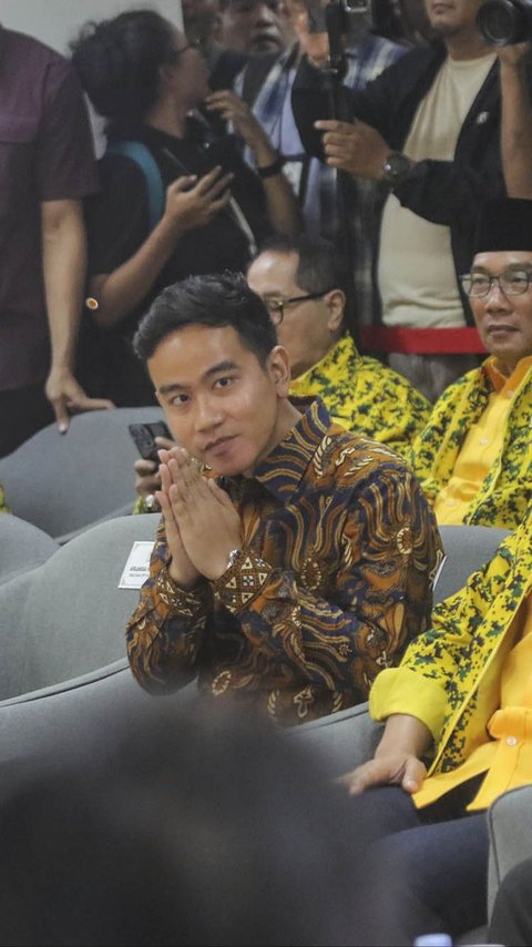 Kecewa dengan Gibran, Relawan Ganjar-Mahfud Copot Baju 'Jokowi'
