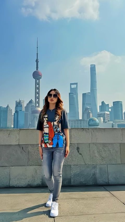 10 Gaya Kece Natasha Wilona saat Jalan-jalan di Shanghai China, Penampilannya Curi Perhatian