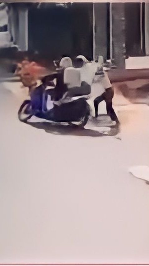 Viral Heroic Action of Elementary School Child Running to Catch Phone Snatcher, until the Perpetrator Falls from His Motorcycle