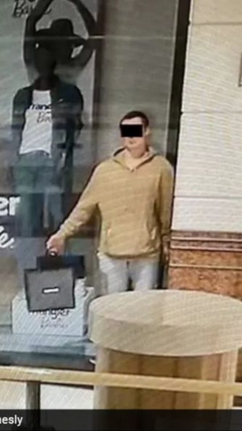 Polish Jewelry Thief Disguised as Mannequin but Caught by Police