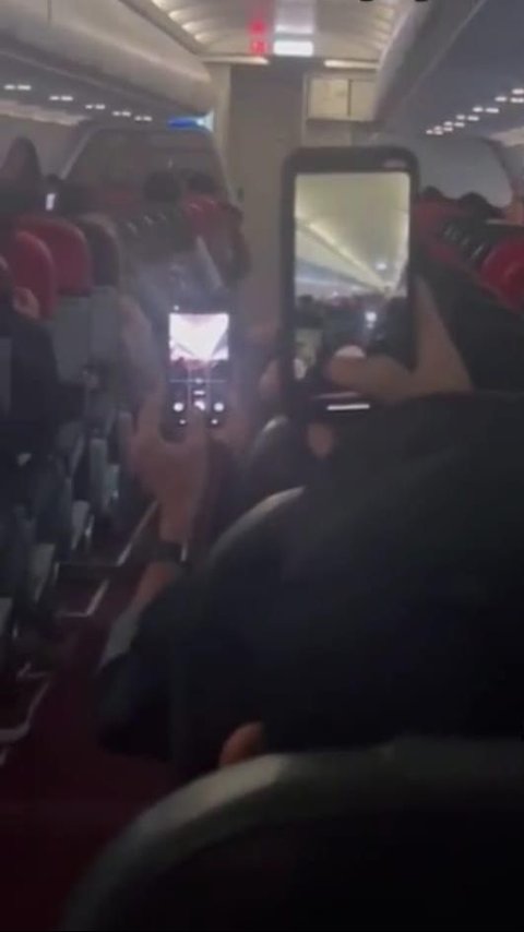 Aksi Pilot Ajak Penumpang Karoke di Pesawat Ini Viral, Warganet: Berasa Study Tour Naik Bus