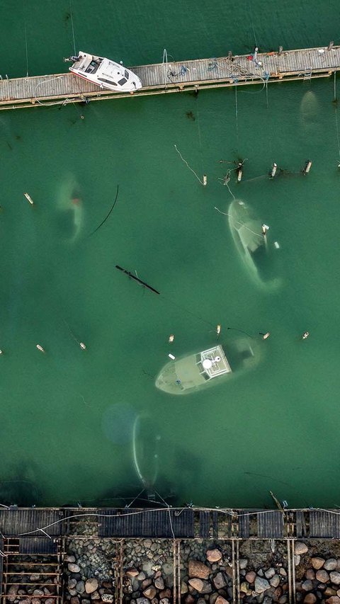 FOTO: Porak-poranda Pelabuhan Denmark Dihantam Amukan Badai, Kapal-Kapal Tenggelam dan Tersapu ke Daratan