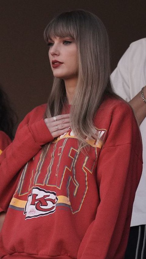Travis Kelce's Dad Praises Taylor Swift for Cleaning Up Rubbish in the NFL Suite