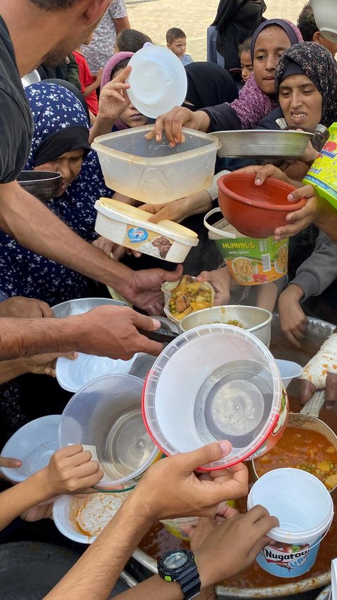 FOTO: Pilu Warga Gaza Berebut Antrean Makanan di Kamp Pengungsian Rafah