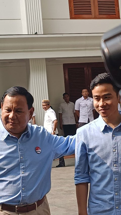 Kompak Pakai Baju Biru untuk Deklarasi dan ke KPU, Prabowo: Biar Sejuk