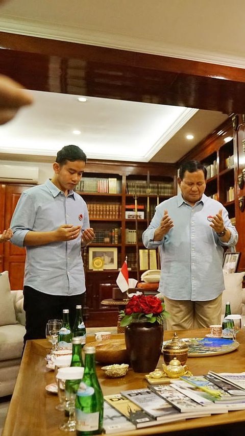 FOTO: Momen Prabowo-Gibran Berdoa Bersama Sebelum Daftar Pilpres ke KPU
