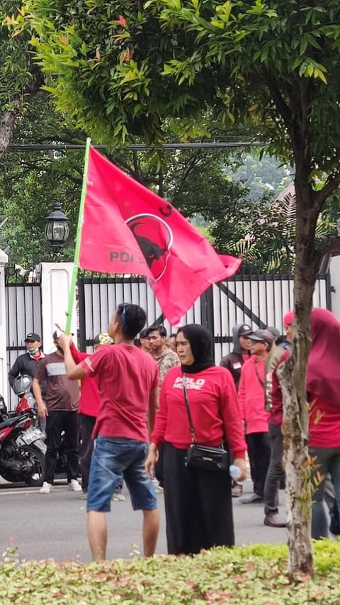 Bendera PDIP Berkibar di Tengah Massa Pendukung Prabowo-Gibran