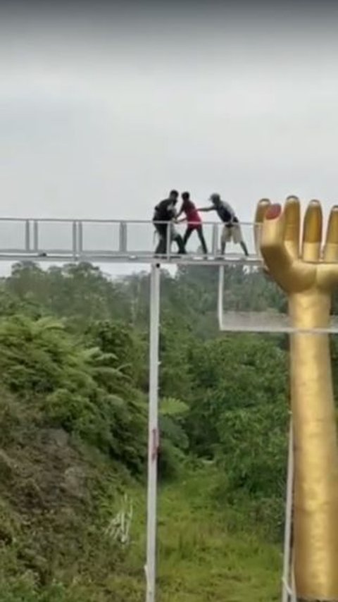 Jembatan Kaca di Banyumas 'Makan' Korban, Wisatawan Jatuh dan Tewas Seketika, Ini Kronologi