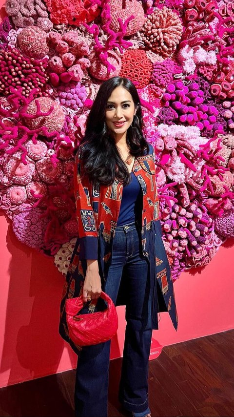 A Collection of Photos of Diah Permatasari at the Age of 52, Looking Very Fashionable