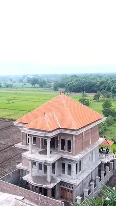 Mewah dan Megah di Pinggir Sawah, Ini Potret Rumah Baru Tasya Rosmala