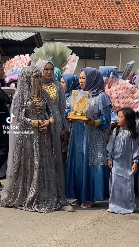 Viral Rombongan Keluarga Bawa Seserahan Nikah dengan Pakaian Heboh, Warganet: Pengantinnya yang Mana?