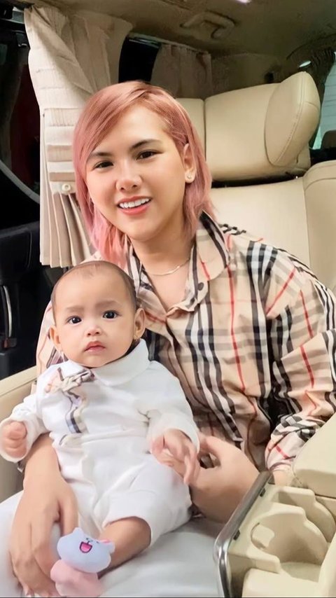 Mengaku Pernah Suntik Hormon, Ini Sederet Potret Cantik Evelyn Nada Anjani Momong Putri Angkat