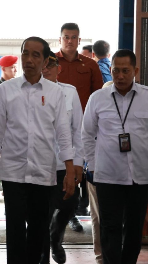 Presiden Jokowi dan Dirut Bulog Serahkan Bantuan Pangan Di Sumatera Barat
