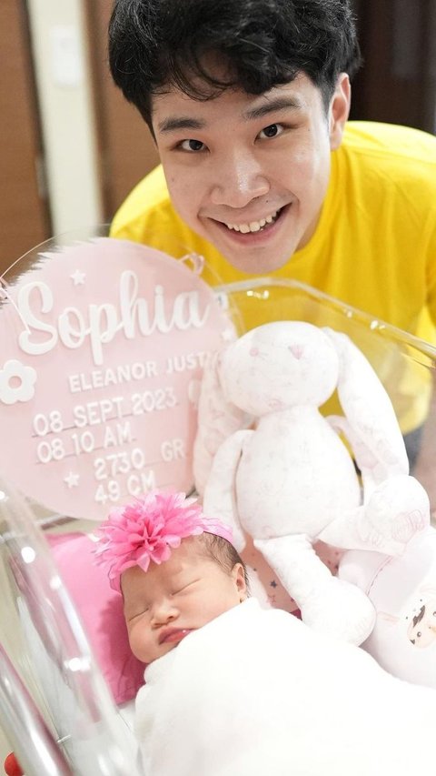 6 Portraits of Jess No Limit and Sisca Kohl Bringing Baby Sophia to Indonesia