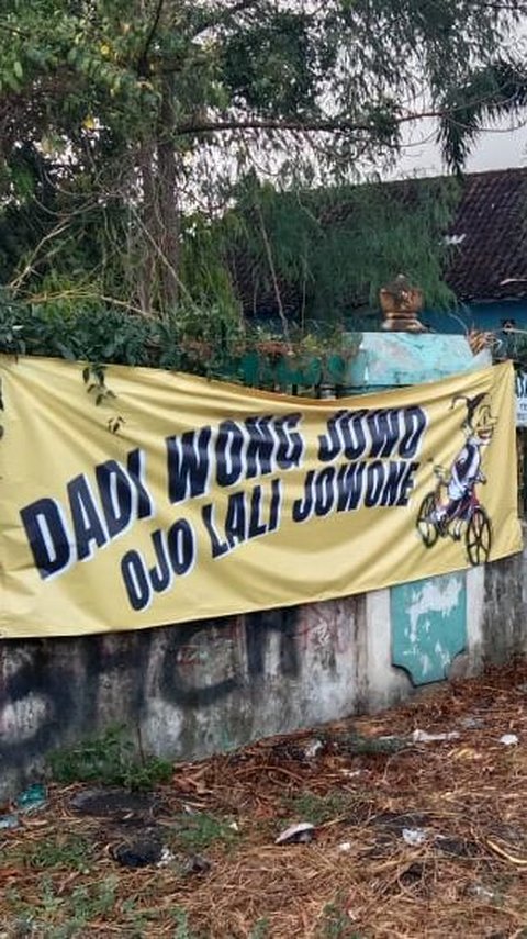 Spanduk 'Dadi Wong Jowo Ojo Ilang Jawane' Bertebaran di Semarang & Solo Usai Gibran Maju Cawapres