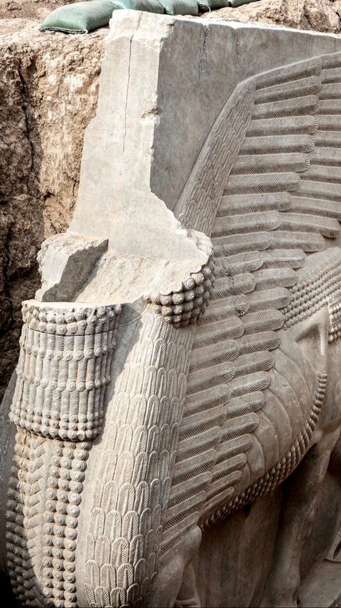 FOTO: Penampakan Patung Dewa Lamassu yang Terkubur Hampir 3.000 Tahun di Irak