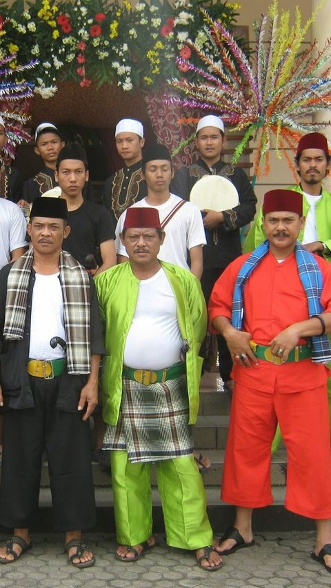 Bukan Mengeluh, Orang Betawi Punya Tradisi Nyambat yang Ternyata Bermakna Baik