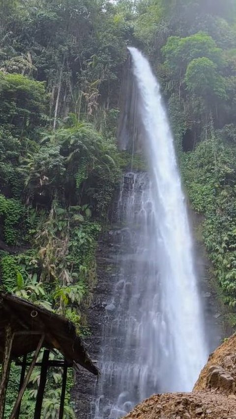 Tinggi Menjulang, Curug Sanghyang Santen di Garut Tawarkan Keindahan Air Terjun di Dalam Lembah