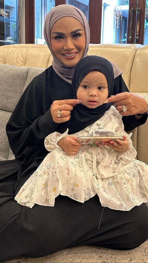 Ikut Pengajian Bareng Aurel Hermansyah, Gaya Hijab Krisdayanti Bikin Pangling