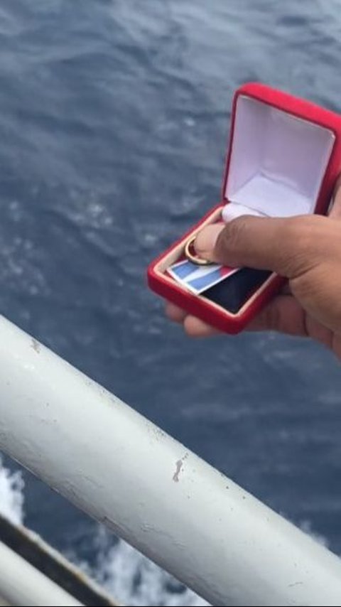 Sad Moment: Man Throws Ring and Ex-Girlfriend's Photo into the Sea, the Price of Gold Does Not Match the Pain