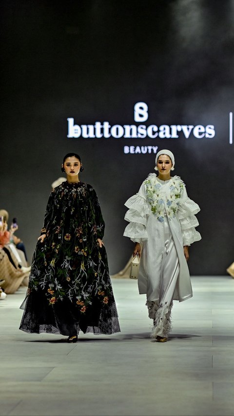 Busana Berdesain Romantis Kolaborasi Buttonscarves Beauty dengan 4 Desainer