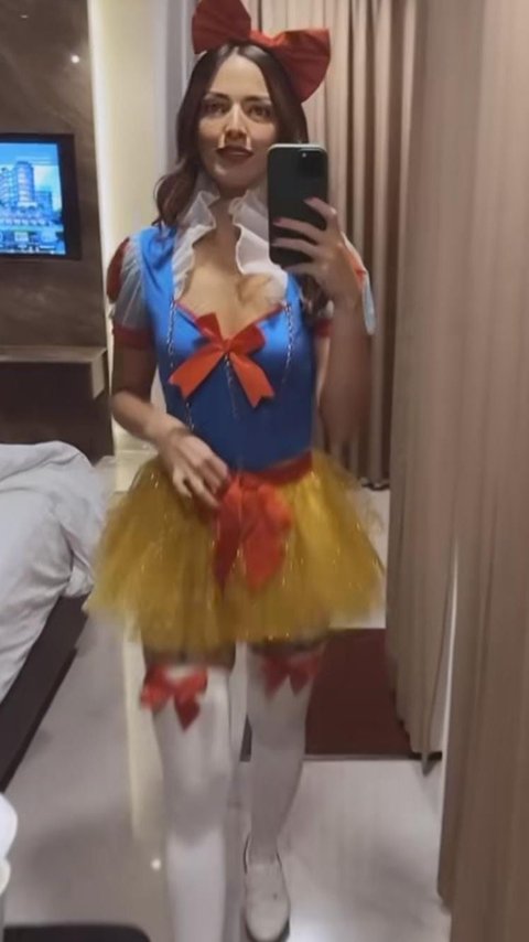 Potret Kece Nia Ramadhani jadi Snow White, Netizen 'Enggak Capek Ya Cantik Terus'