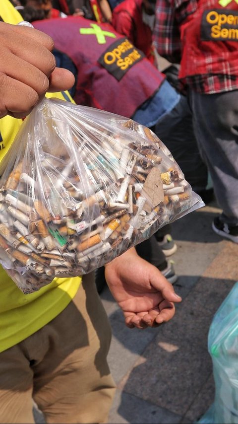 FOTO: Penampakan Sampah-Sampah Puntung Rokok dan Plastik yang Dipungut Pegiat Peduli Lingkungan Bersama Masyarakat saat CFD Jakarta