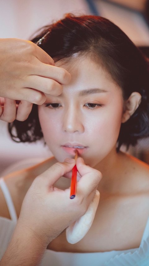 Revealing the Tricks of Makeup Artist Rias Pagar Ayu in a Short Time