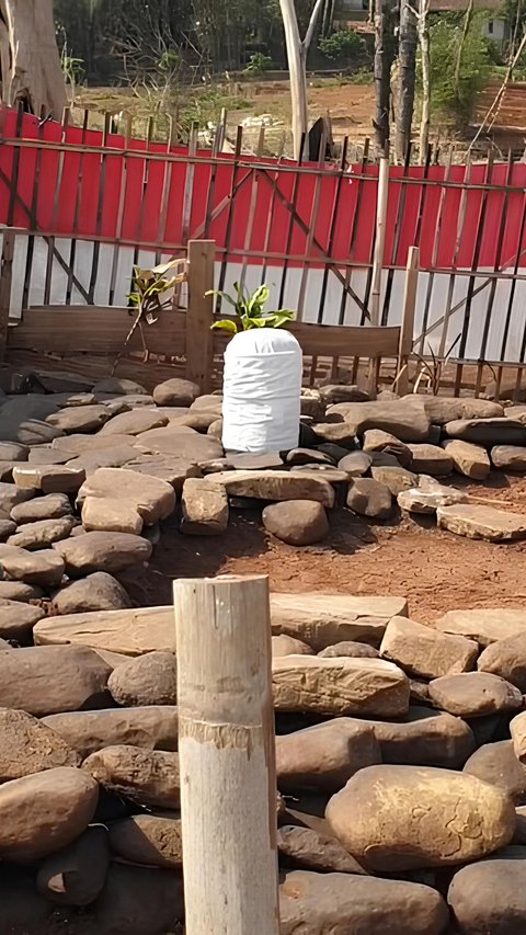 Muncul Makam dengan Bendera Merah Putih di Tengah Waduk Jatigede yang Surut, Ternyata Sosoknya Bukan Orang Sembarangan