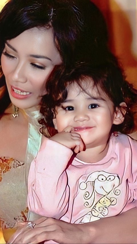This Girl with Her Mother is Rumored to be in a Romantic Relationship with Adik Atta Halilintar, Can You Guess?